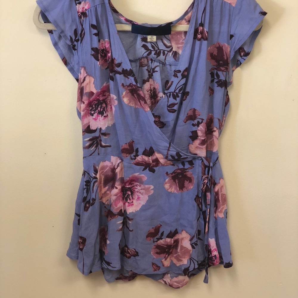 Blue v-neck shirtsleeve blouse with pink florals